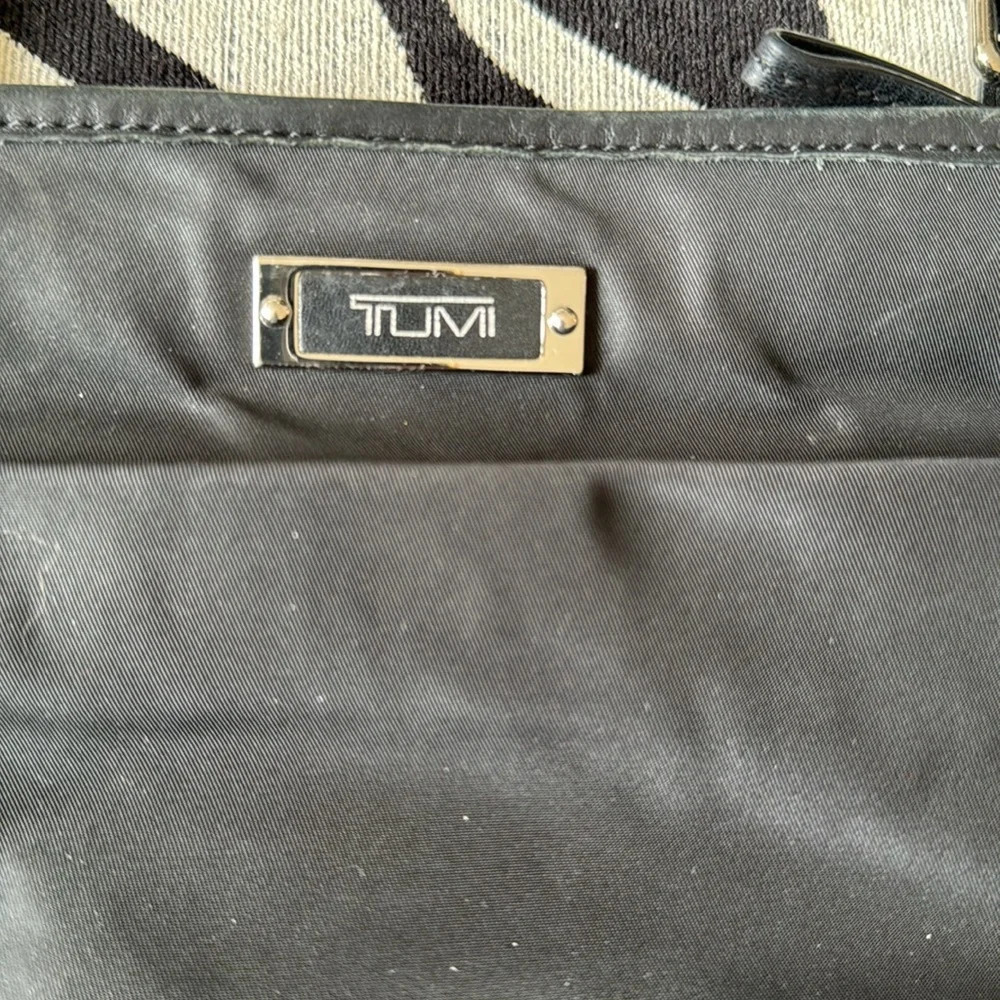 Tumi nylon crossbody bag in black I think it’s the voyager - Picture 5 of 16